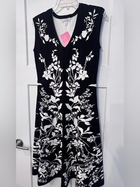 Sleeveless Black & White Floral V-Neck Sweater Dress